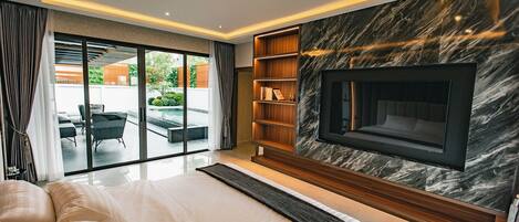 4 bedrooms, desk, iron/ironing board, travel crib