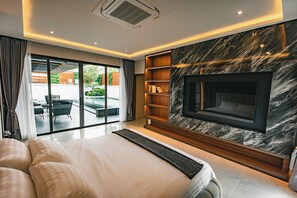 4 bedrooms, desk, iron/ironing board, travel cot - 4 bedroom ultra luxury pool villa with lake view and daily cleaning (Muang Pattaya)