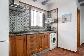 Kjøleskap, mikrobølgeovn, kokeplater og kaffetrakter/tekoker