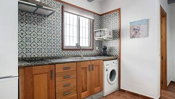 Køleskab, mikrobølgeovn, kogeplade, kaffe-/temaskine