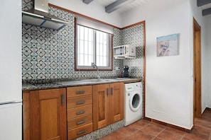 Réfrigérateur, micro-ondes, plaque de cuisson, cafetiÚre/bouilloire