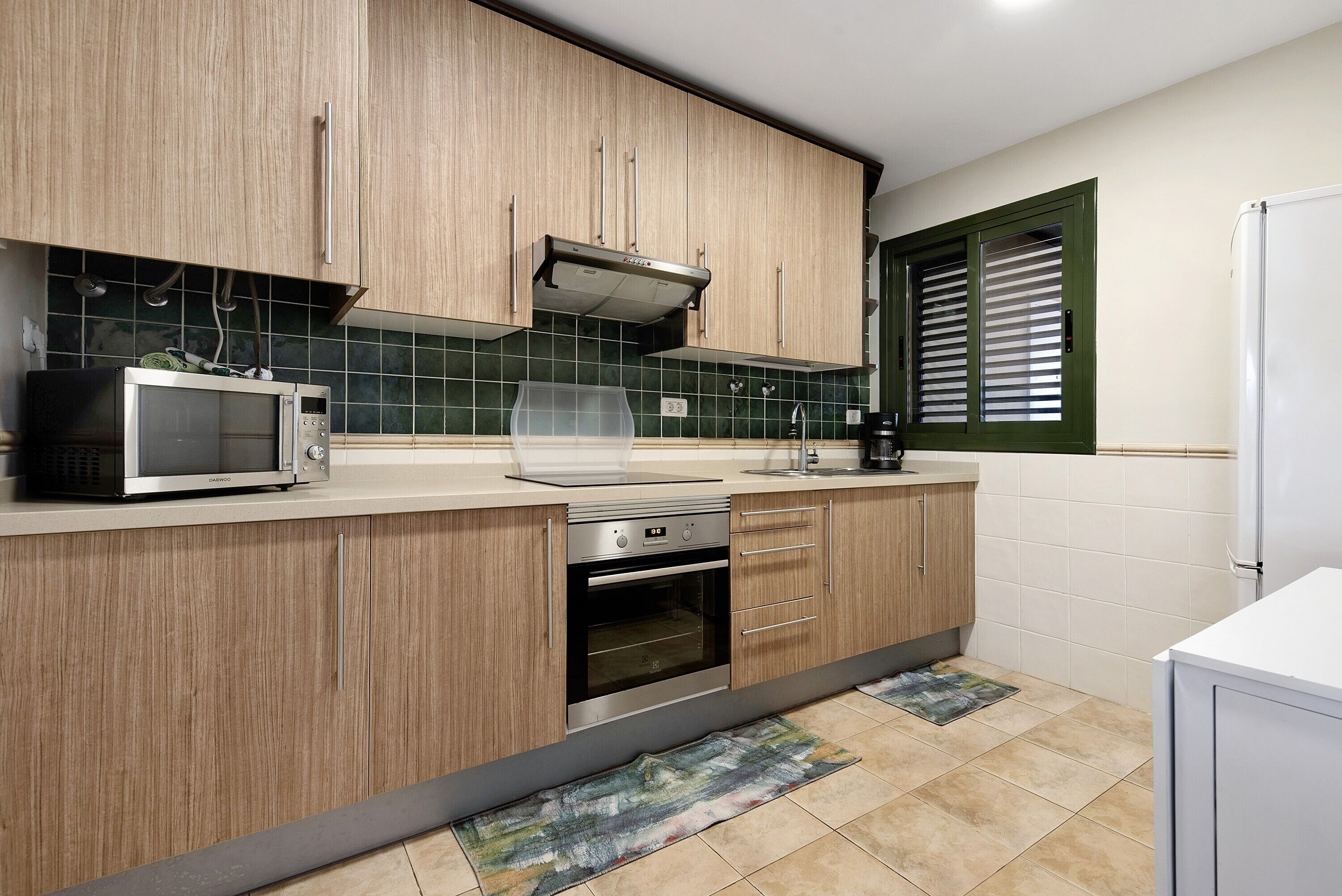 Køleskab, mikrobølgeovn, ovn, kogeplade