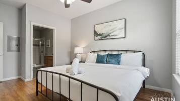 2 quartos, escrivaninha, ferros/tábuas de passar roupa