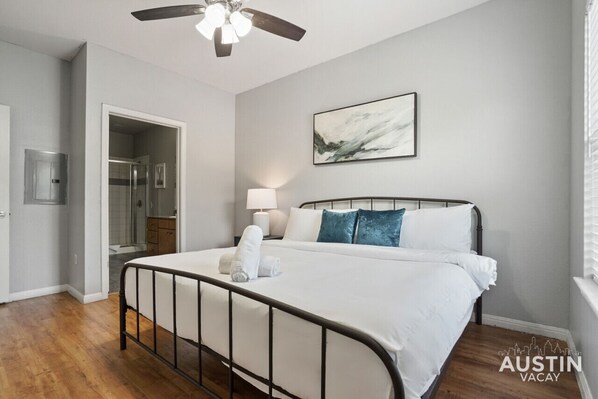 2 habitaciones, escritorio, tabla de planchar con plancha y wifi gratis 