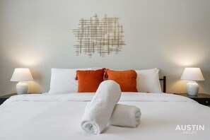 2 bedrooms, memory foam beds, desk, iron/ironing board - Extremely Comfortable King Beds in Super Cute Apt (Austin)
