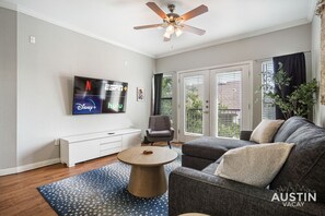 Smart TV, Netflix, Hulu, streaming services - Extremely Comfortable King Beds in Super Cute Apt (Austin)
