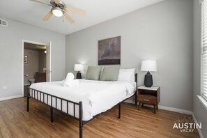 2 bedrooms, desk, iron/ironing board, free WiFi - TSC #314 xxxxxxxxxxx (Austin)