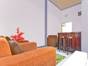 Lobby sitting area - Hotel O Homestay Antara (Melaya)
