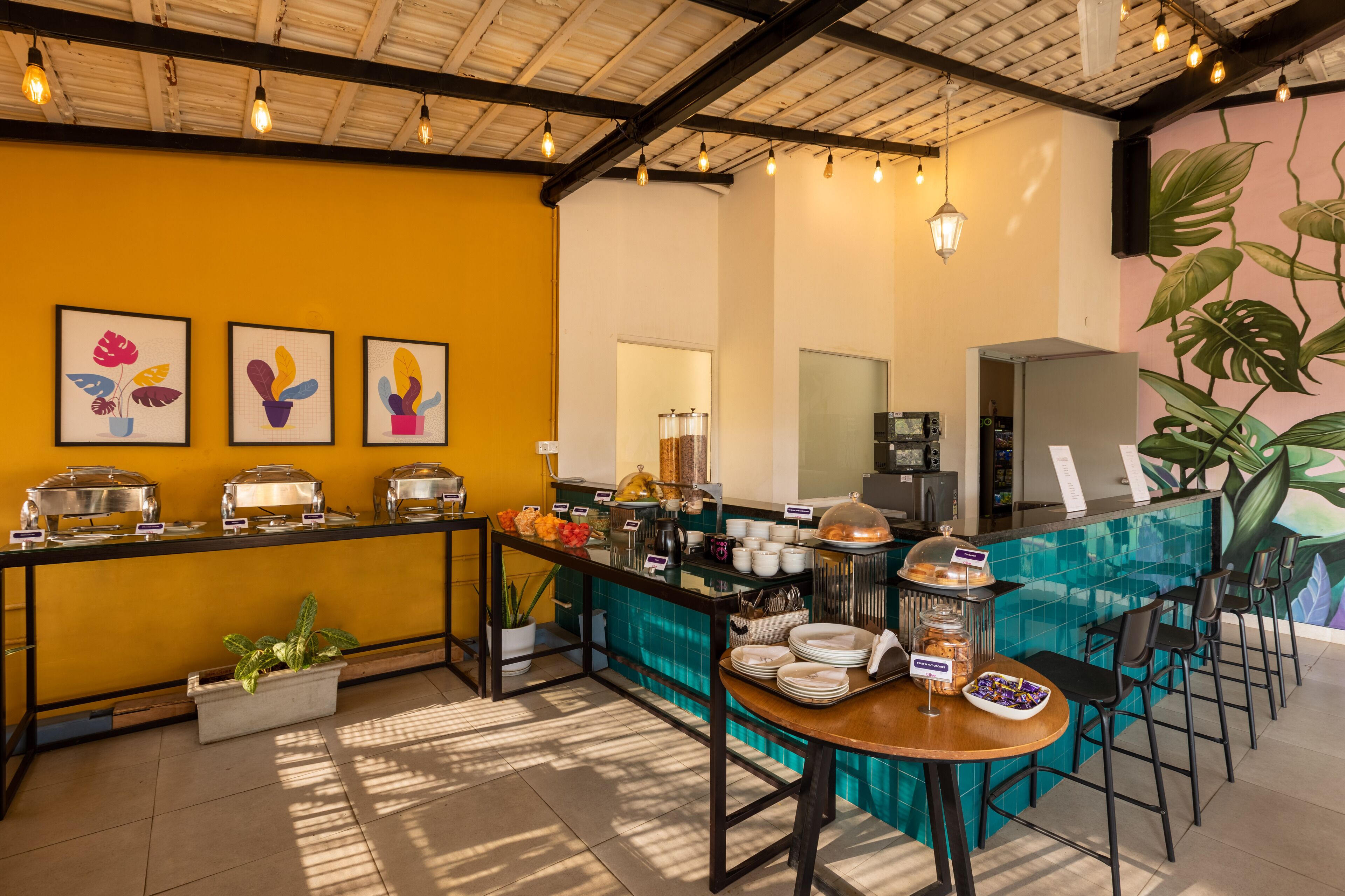 อาหารเช้าบรรจุกล่องทุกวัน (คิดค่าบริการ)