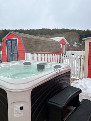 Outdoor spa tub - Millie's Bay Heaven - Historic Cottage on the Sea (Spaniard's Bay)