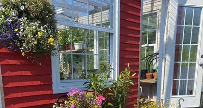 Millie's Bay Heaven - Historic Cottage on the Sea