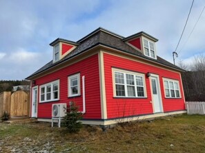 Exterior - Millie's Bay Heaven - Historic Cottage on the Sea (Spaniard's Bay)