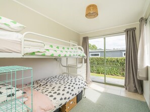 3 bedrooms, WiFi, bed sheets - Sandy Feet Retreat - Cooks Beach Holiday Home (Cooks Beach)