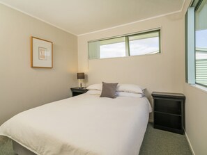 3 bedrooms, WiFi, bed sheets - Sandy Feet Retreat - Cooks Beach Holiday Home (Cooks Beach)