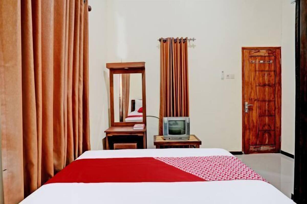 Desk, laptop workspace, WiFi (free), bed sheets