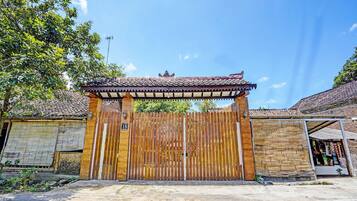 Fachada de la propiedad