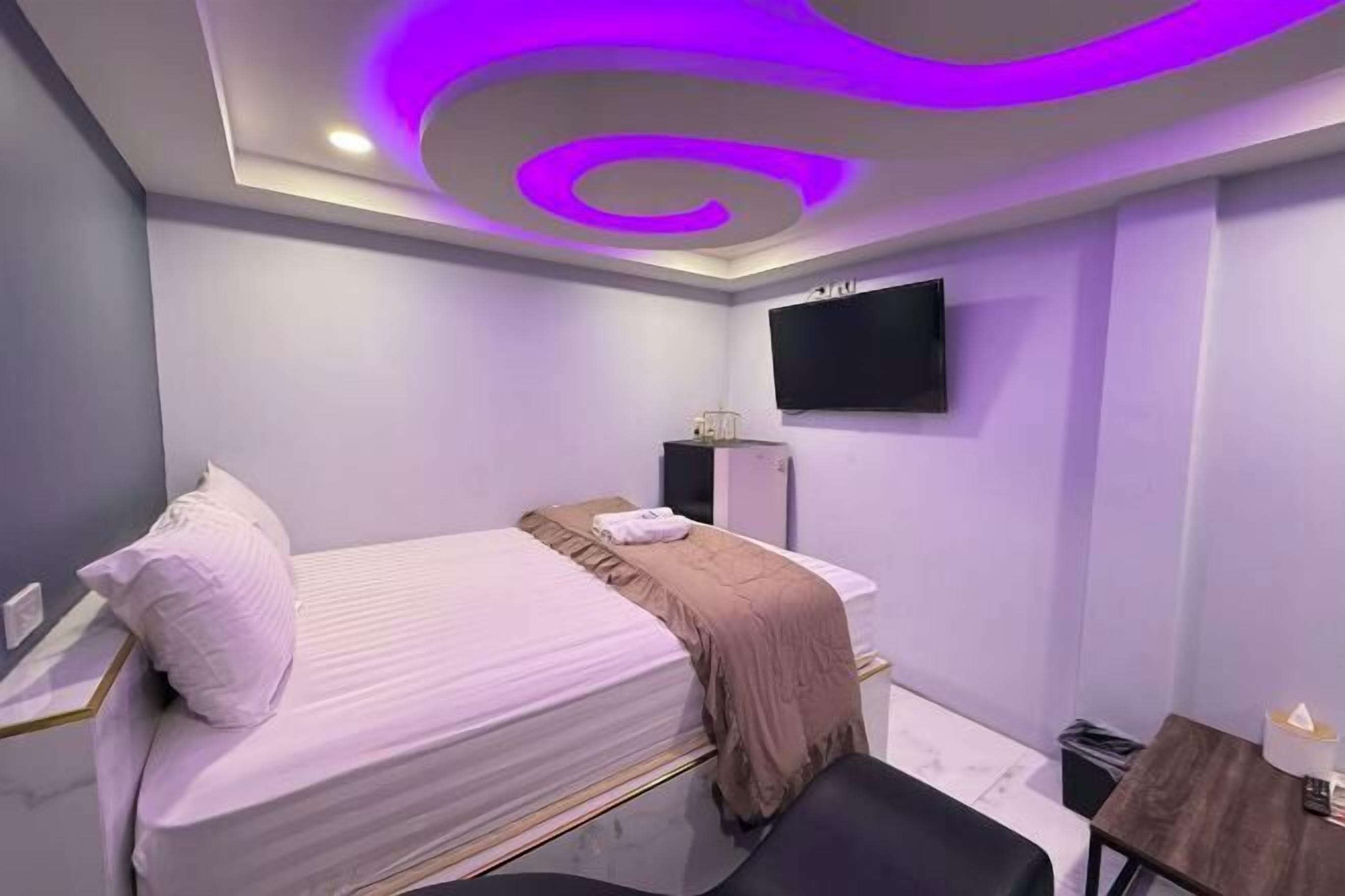 Escritorio, tabla de planchar con plancha, wifi gratis y ropa de cama 