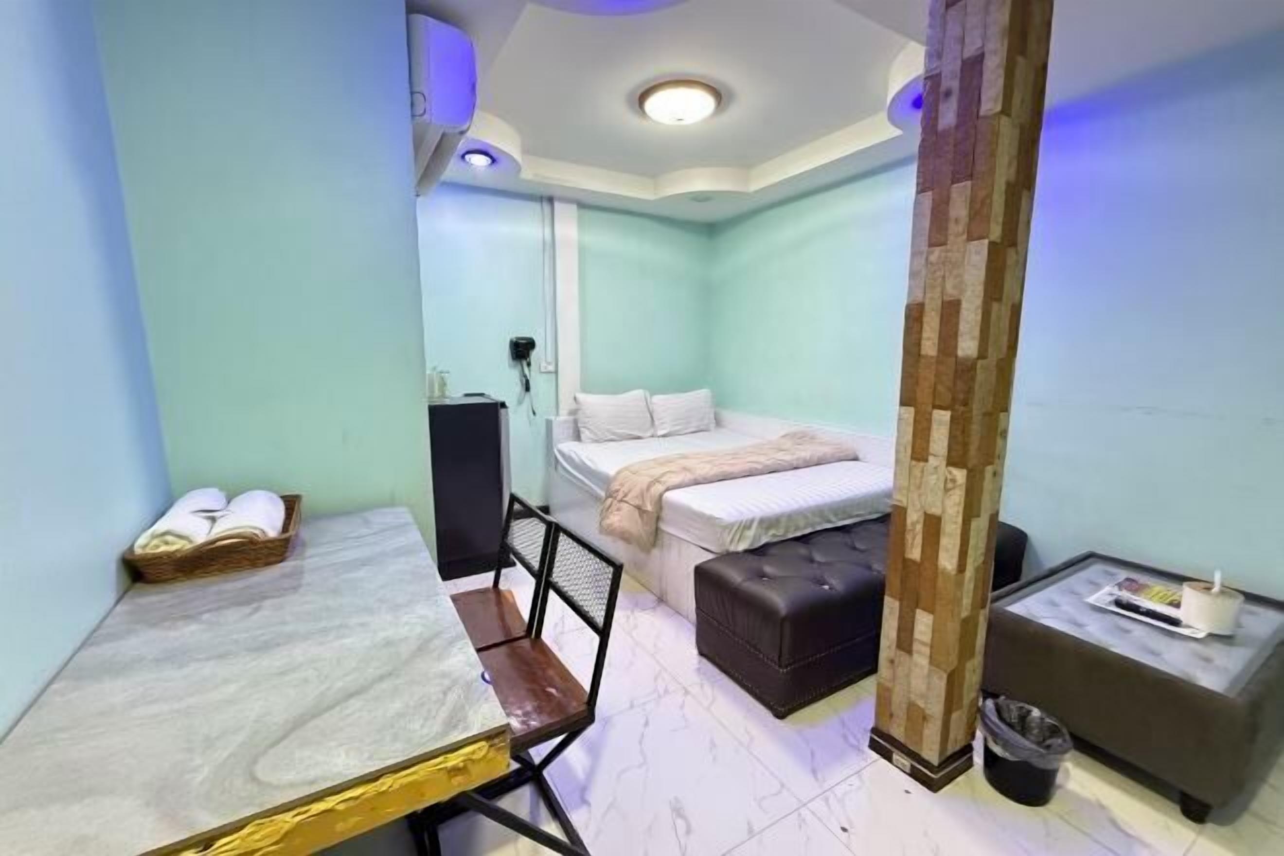 Escritorio, tabla de planchar con plancha, wifi gratis y ropa de cama 