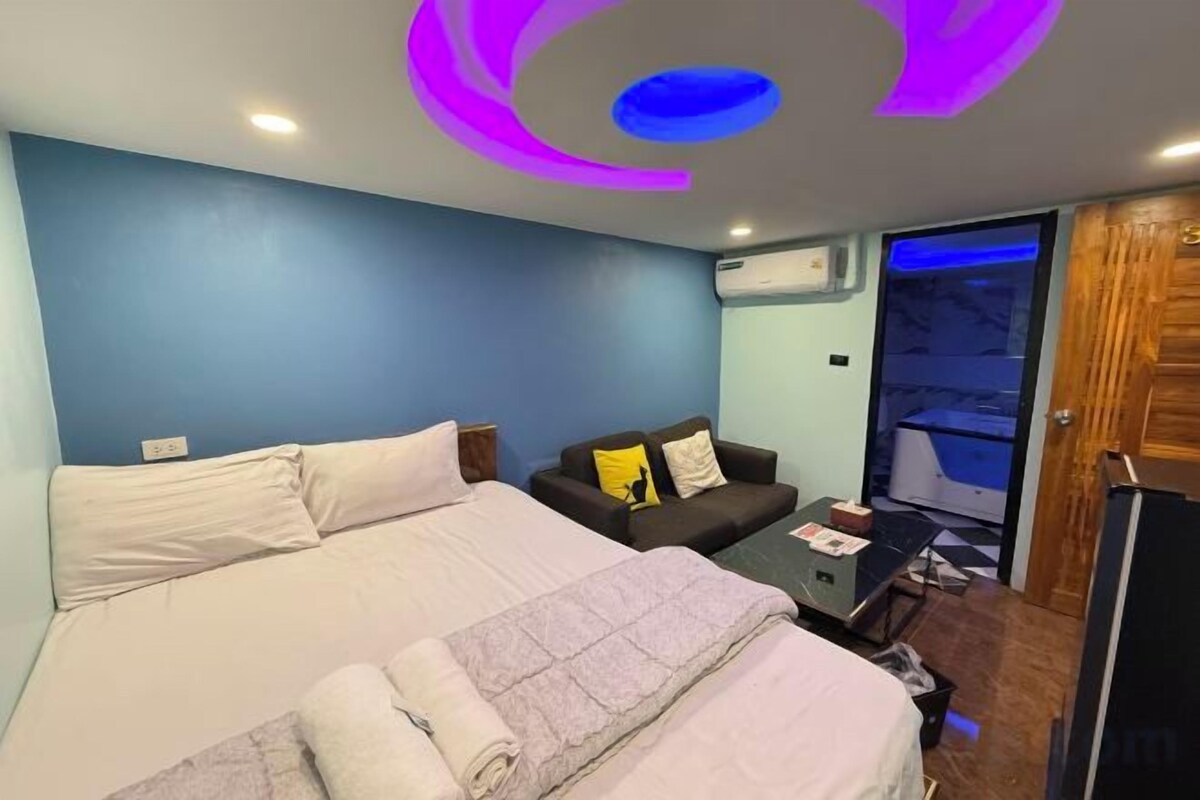 Een bureau, een strijkplank/strijkijzer, gratis wifi, beddengoed