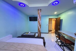 Standard Double Room, No Windows | Meja, seterika/papan seterika, Wi-fi percuma, cadar katil 