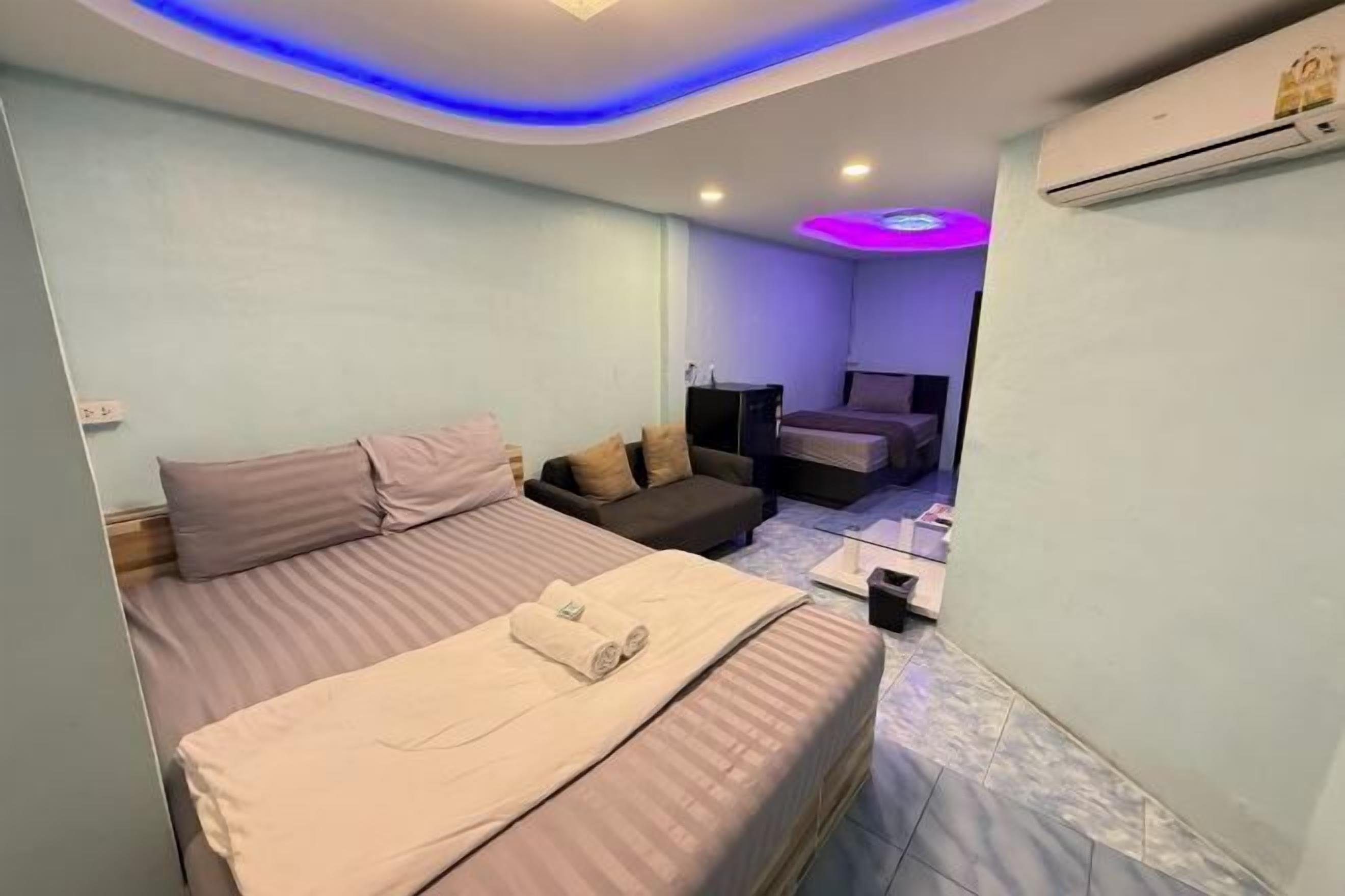 Escritorio, tabla de planchar con plancha, wifi gratis y ropa de cama 