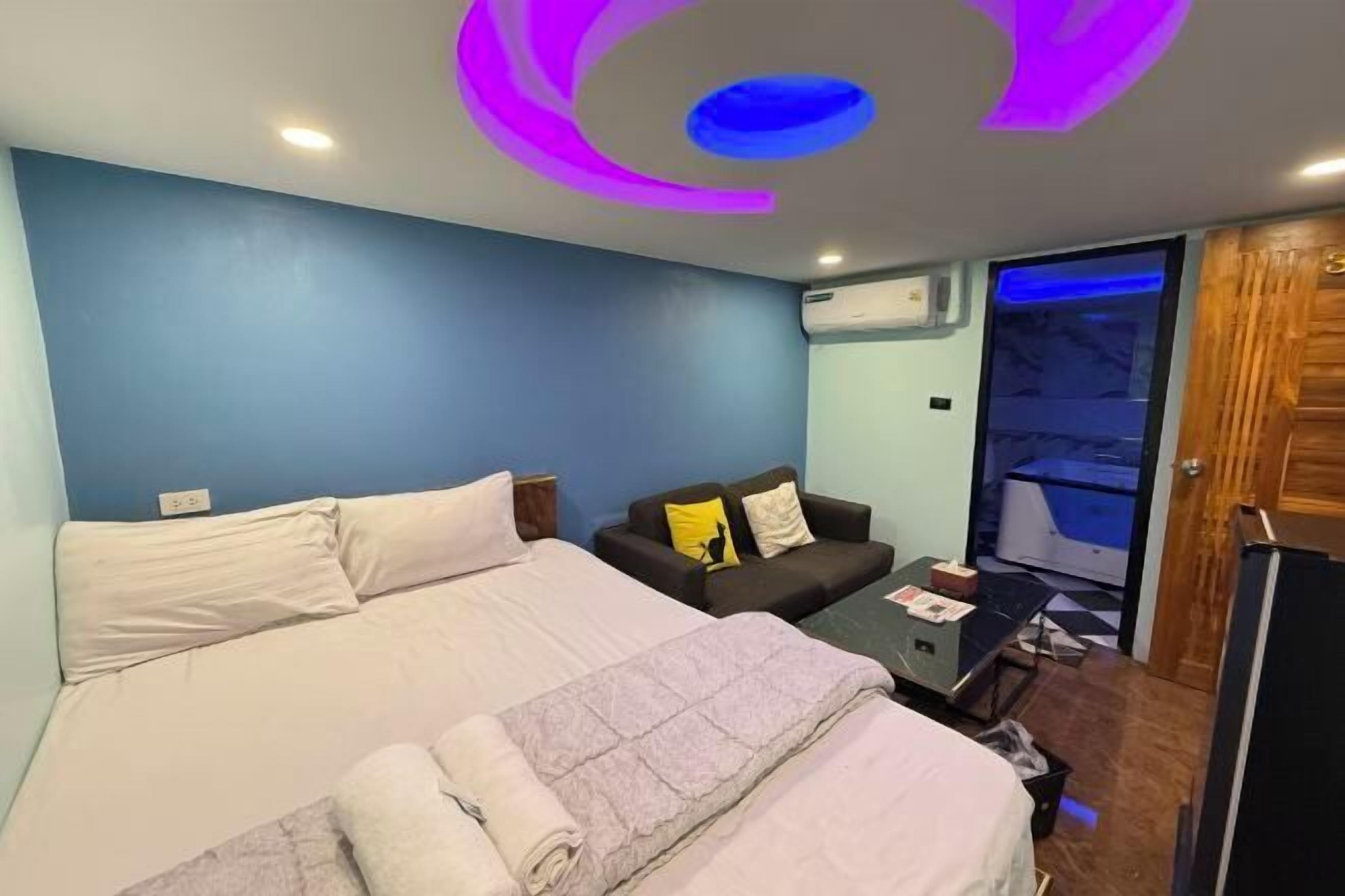 Escritorio, tabla de planchar con plancha, wifi gratis y ropa de cama 