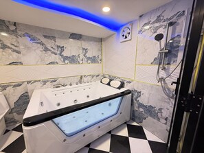 Deluxe-Doppelzimmer, Whirlpool | Badezimmer