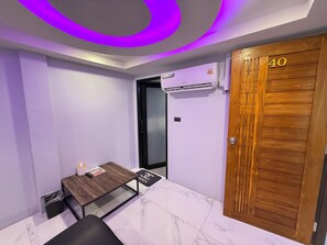 Deluxe Double Room, No Windows | Desk, iron/ironing board, free WiFi, bed sheets - Bankhunchang Guest House (Bangkok)