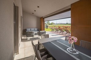Dining - Modern villa with pool for 6 people in Bale (Bale)