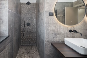 Een douche, een haardroger, handdoeken