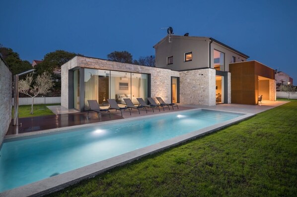 A heated pool - Stylish villa with pool for 8 in Bale (Bale)