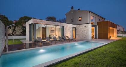 Stylish villa with pool for 8 in Bale