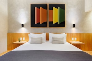 Escritorio, tabla de planchar con plancha, wifi gratis y ropa de cama