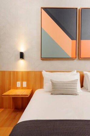 Escritorio, tabla de planchar con plancha, wifi gratis y ropa de cama