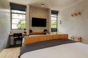 Een bureau, een strijkplank/strijkijzer, gratis wifi, beddengoed