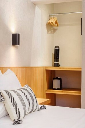 1 habitación, escritorio, tabla de planchar con plancha y wifi gratis 