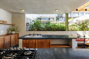 Refrigerador, parrilla de estufa y cafetera y tetera 