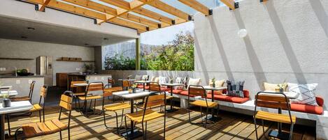 تناول الطعام بالخارج