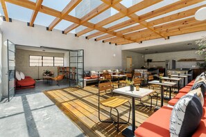 Ein modernes Interieur mit Holzboden, offener Wohn- und Essbereich sowie einer Küche.