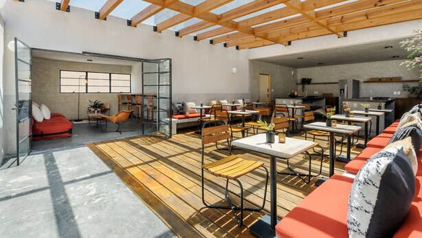 A modern interior with a wooden ceiling, open-plan living and dining area, and a kitchen. - Wonderful apt w/ balcony @Parque Mexico | ChiCo (Ciudad de México)