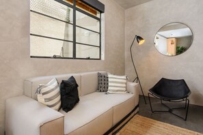 TV connectée, chaîne hi-fi, espaces bureaux