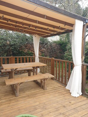 Outdoor dining - en Plein Cœur des Alpilles, Mobil Home Dans Camping Familial (LA ROQUE-D'ANTHERON)