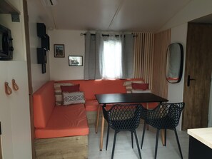 Interior - en Plein Cœur des Alpilles, Mobil Home Dans Camping Familial (LA ROQUE-D'ANTHERON)