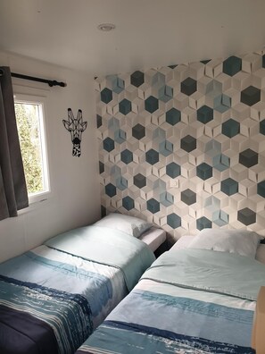 3 bedrooms, free WiFi, bed sheets - en Plein Cœur des Alpilles, Mobil Home Dans Camping Familial (LA ROQUE-D'ANTHERON)