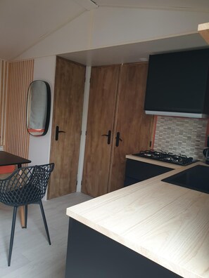 Réfrigérateur, micro-ondes, plaque de cuisson, cafetière/bouilloire