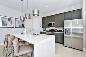 Fridge, oven, stovetop, dishwasher