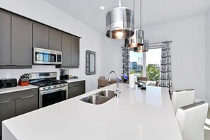 Fridge, oven, stovetop, dishwasher