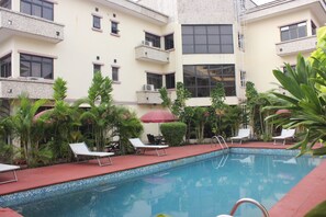 Outdoor pool, pool umbrellas, sun loungers - Carlson Hotel (Lagos)