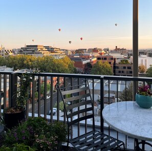 Outdoor dining - Cool Collingwood Apartment With City Views (Collingwood)