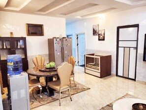 Khu vực ăn uống tại phòng